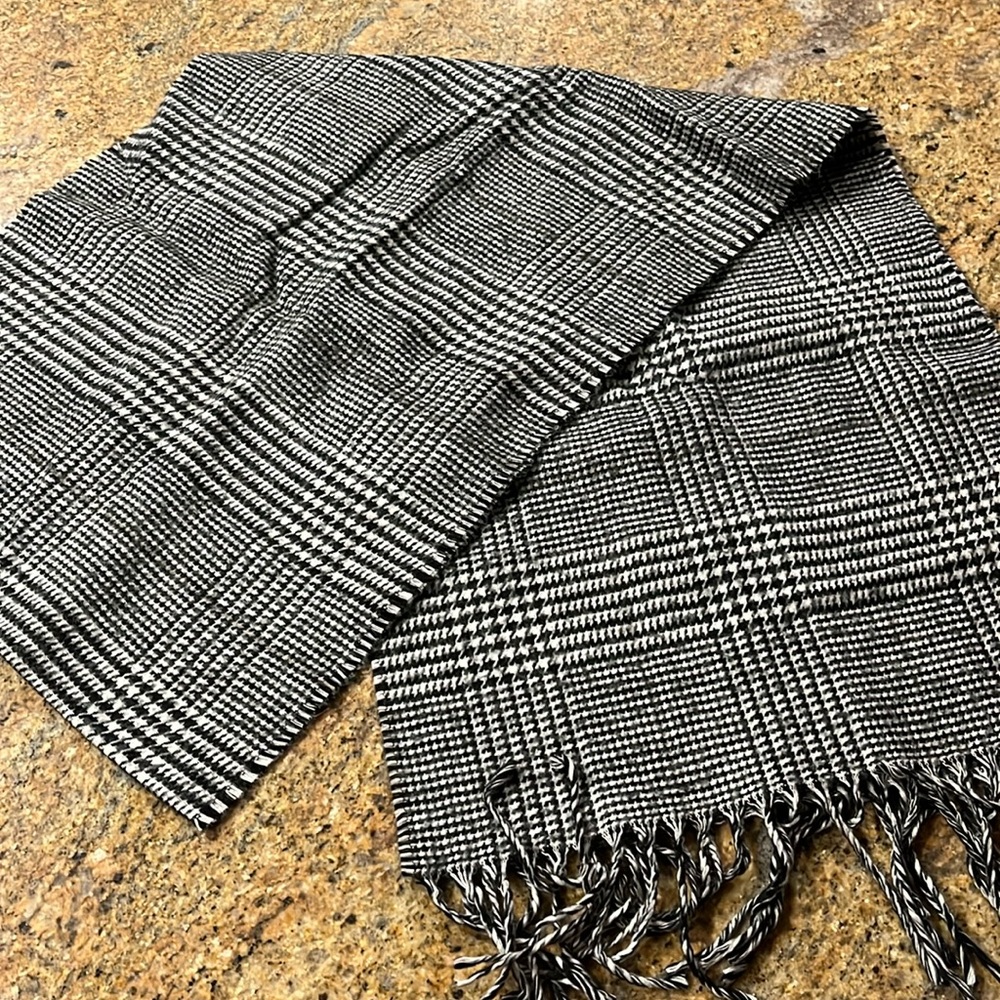 Scarf - Picture 1 of 2